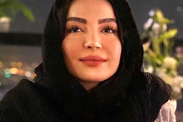 عکس های لو رفته از خانم بازیگر ایرانی در کافی شاپ