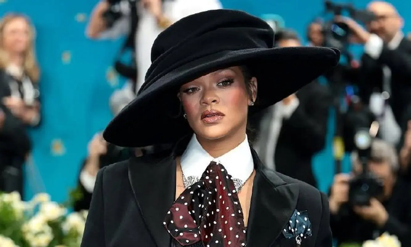 ریحانا خبر بارداری اش را در مت گالا اعلام کرد (عکس)