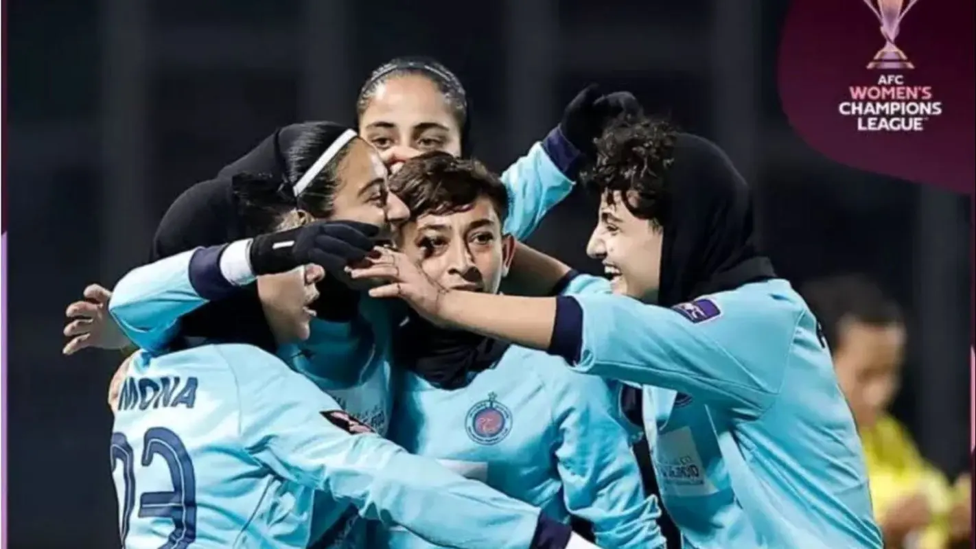 دختر 20 ساله ایرانی توجه آسیا را به خود جلب کرد! / سارا مثل مارادونا! (عکس)