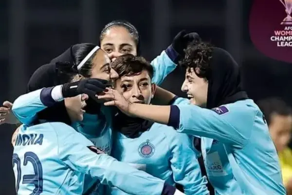 دختر 20 ساله ایرانی توجه آسیا را به خود جلب کرد! / سارا مثل مارادونا! (عکس)