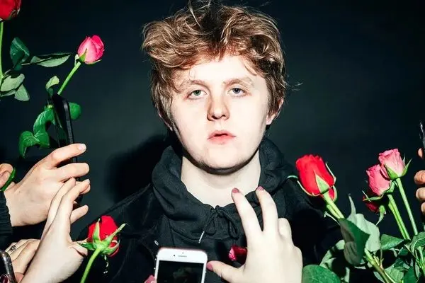 بیماری مرموز این خواننده مشهور چیست؟ 