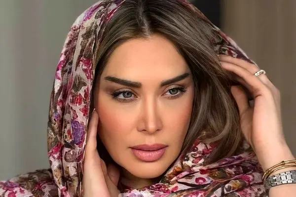 چهره خیره‌کننده سارا منجزی پور با آرایش غلیظ در سلفی جدیدش!