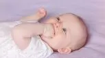 چگونه از مکیدن انگشت شست توسط نوزاد جلوگیری کنیم؟
