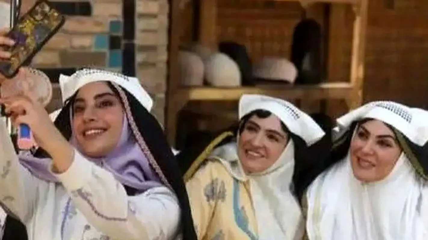 تصاویر خیره‌کننده از بازیگران زیبای سریال بامداد خمار در پشت صحنه