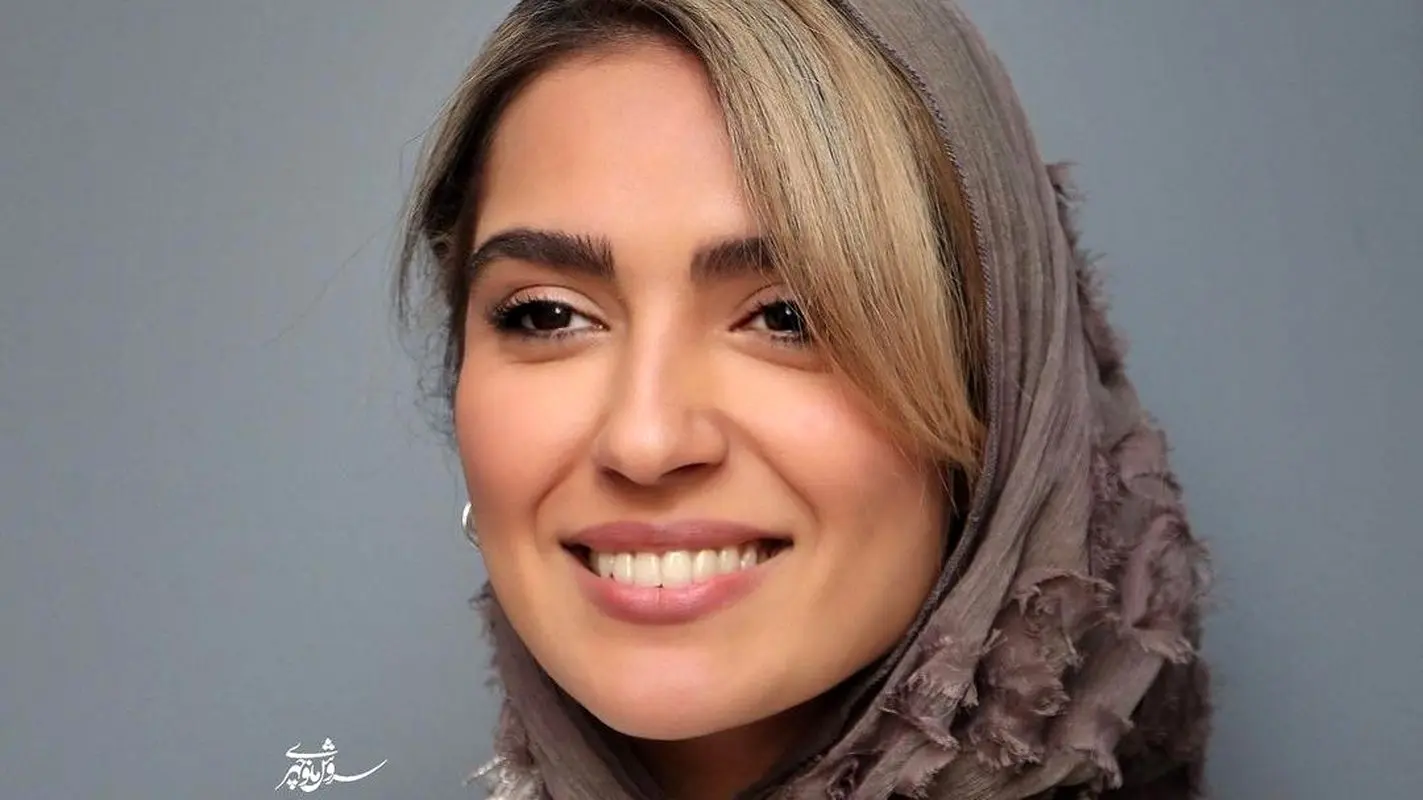 موناکرمی با حجاب سنتی و کلاه عجیب همه را شوکه کرد!