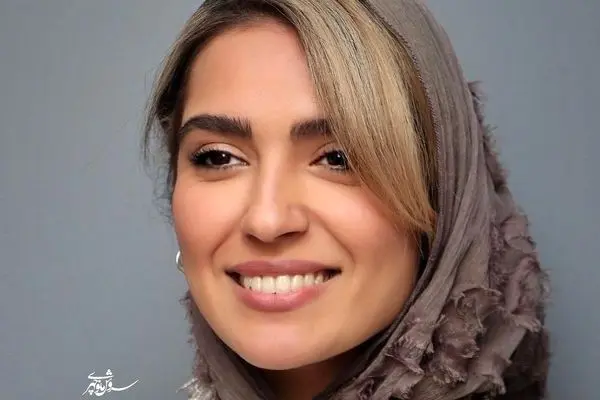 موناکرمی با حجاب سنتی و کلاه عجیب همه را شوکه کرد!