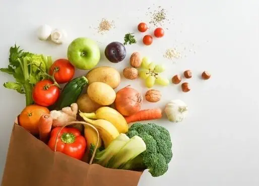 بعد از 60 سالگی خوردن این مواد مغذی ضروری است