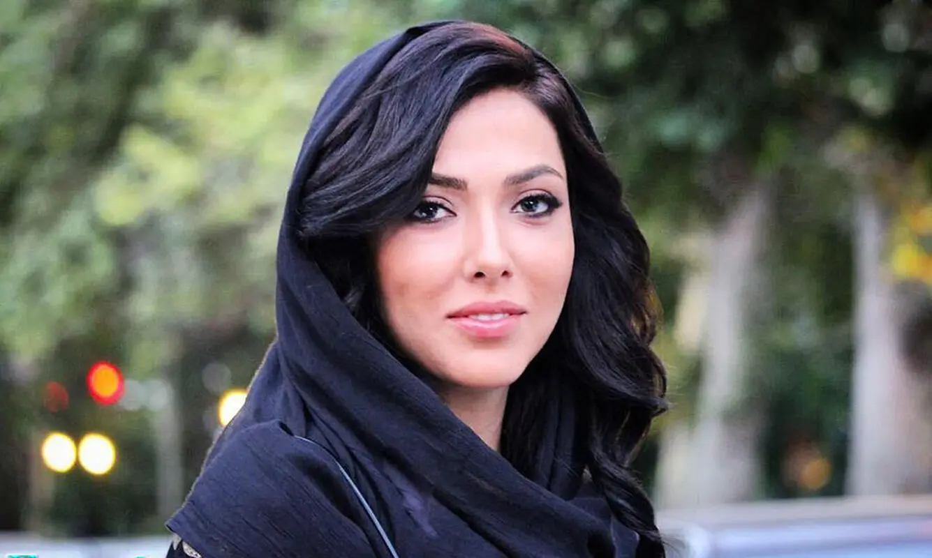 کویر گردی لیلا اوتادی / ژست خانم بازیگر با پرنده شکاری سوژه شد + عکس