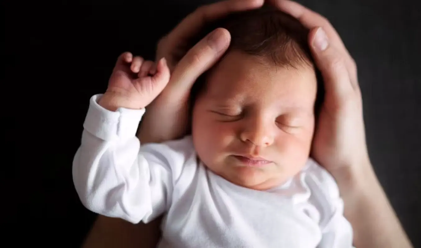 سر نوزاد تا چه زمانی سفت میشود؟