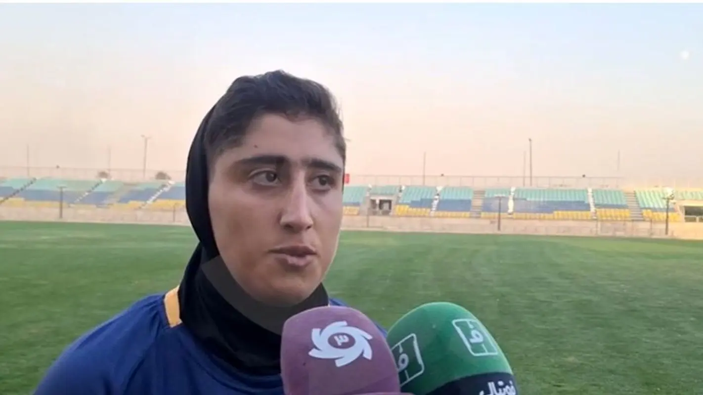 این دختر استقلالی لج پرسپولیسی ها را درآورد! (عکس)