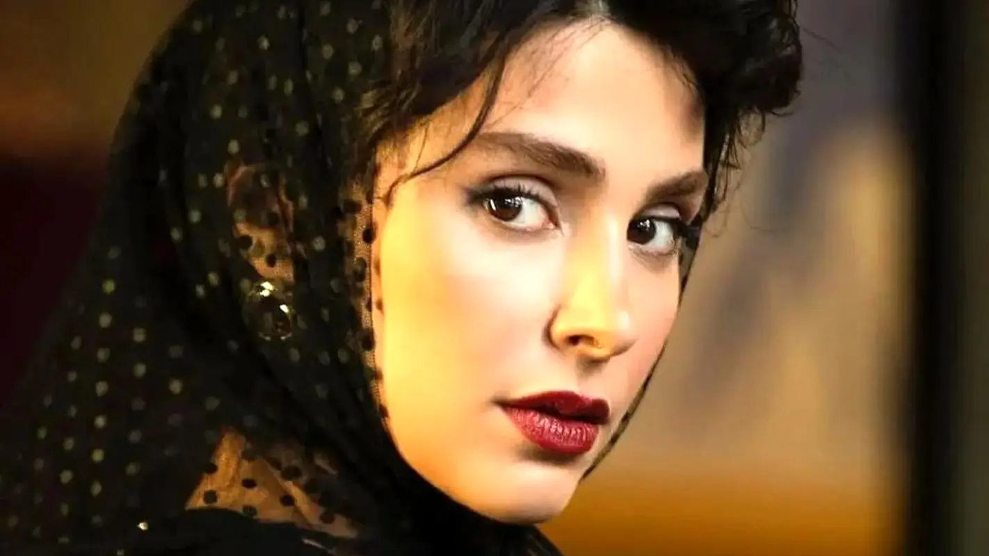 استایل جنجالی قرمز و آبی لاله مرزبان؛ استقلال یا پرسپولیس؟