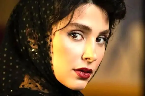 استایل جنجالی قرمز و آبی لاله مرزبان؛ استقلال یا پرسپولیس؟