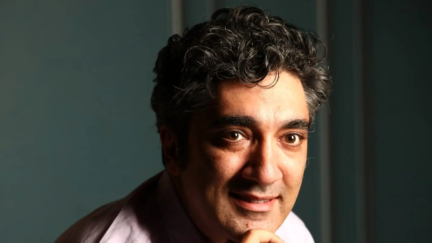 بلاگر معروفی که با چادر زنانه معروفتر از گلزار شد ! + عکس های باورنکردنی