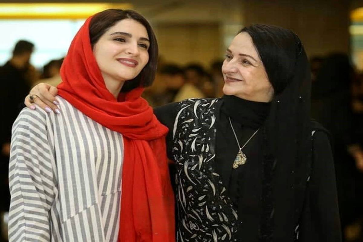 رقص مشترک و بامزه خانم بازیگر با فرزندش در ماشین