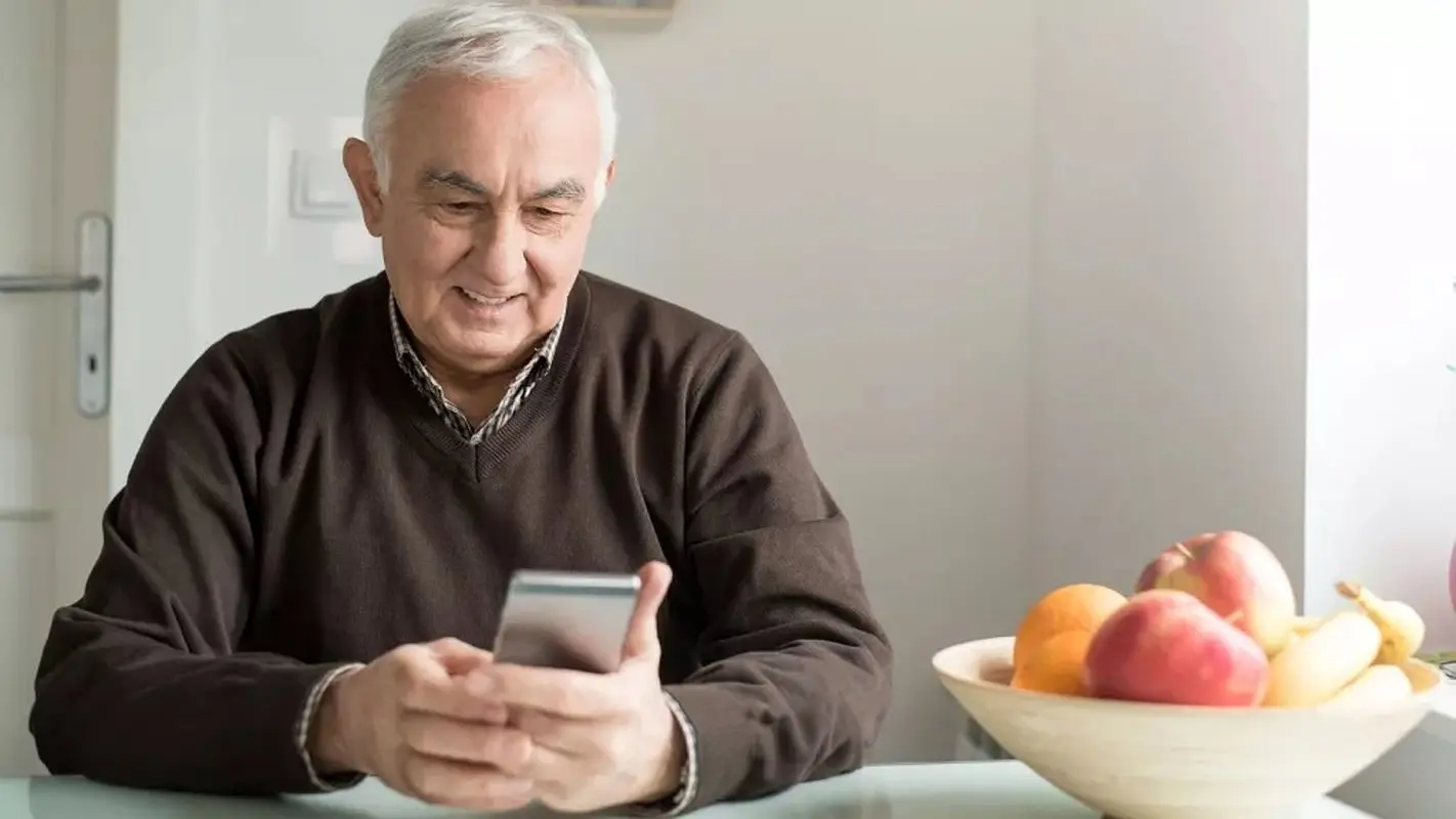 محققان: سالمندانی که از گوشی هوشمند استفاده می‌کنند کمتر دچار افت عملکرد ذهنی می‌شوند