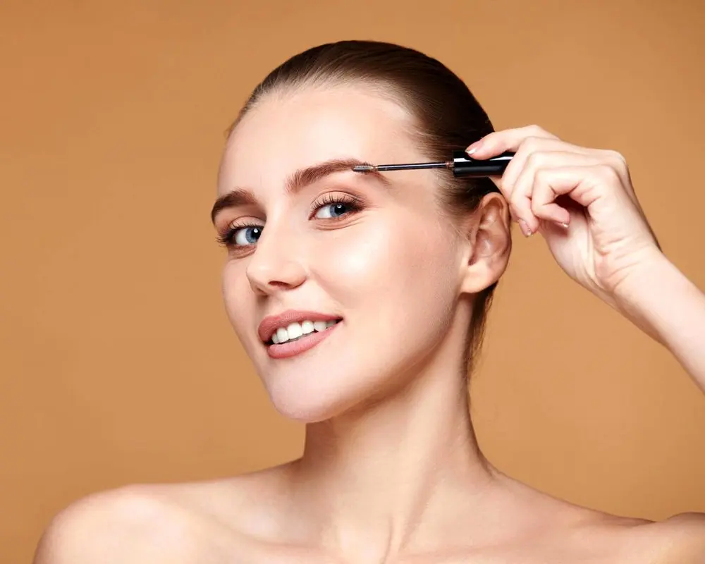 حقیقت درباره نقش روغن رزماری در رشد ابرو