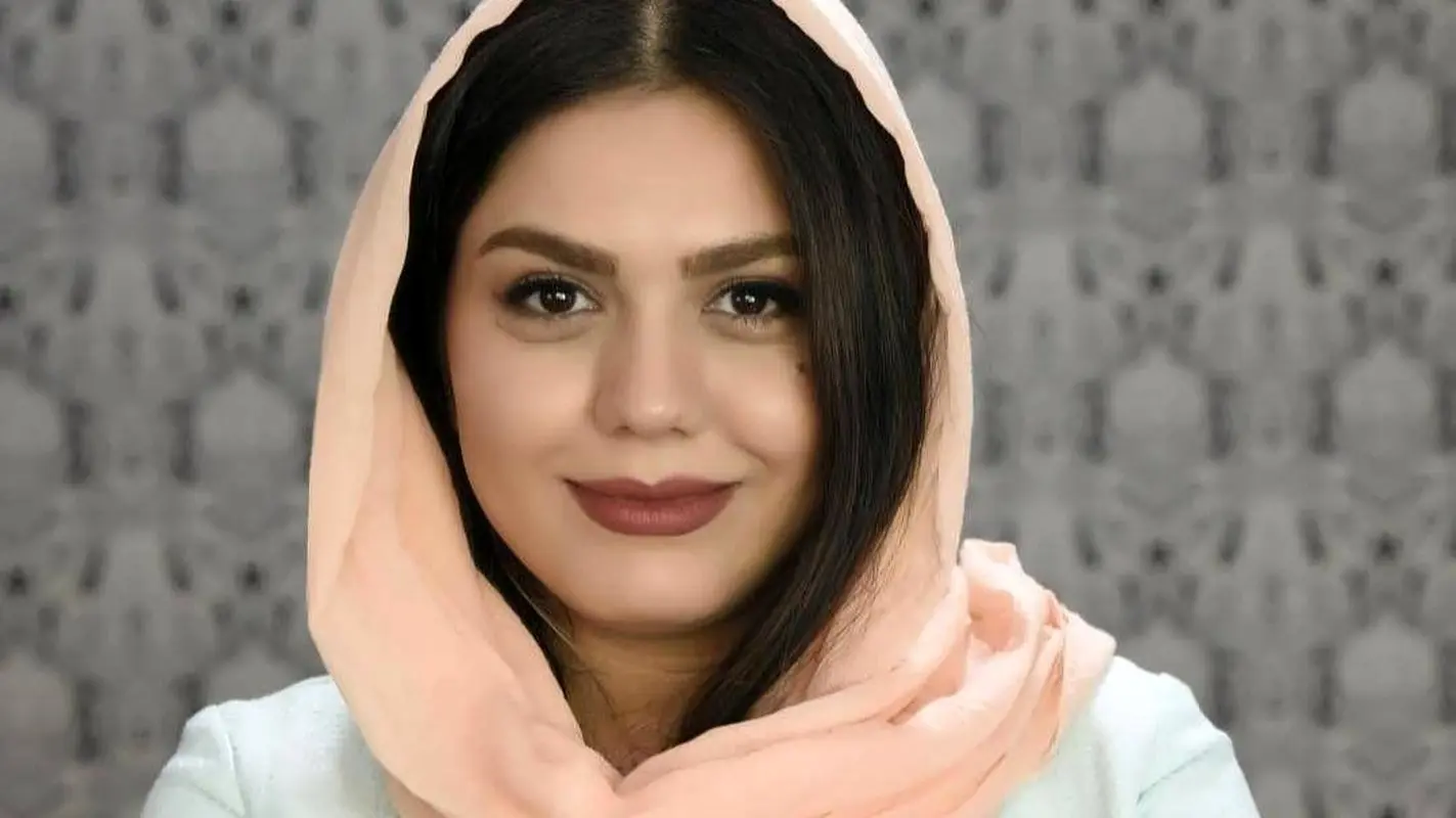 استایل جذاب سرخ‌پوستی آزاده زارعی در کنار سگ بزرگ و ترسناکش