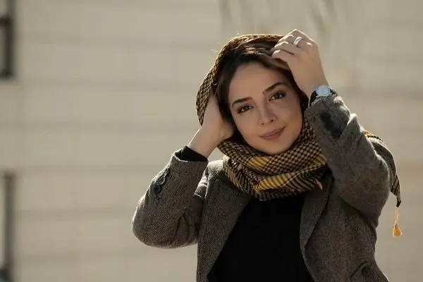 سلفی خاص پاییزی المیرا دهقانی با استایل شیک در یک کافه متفاوت