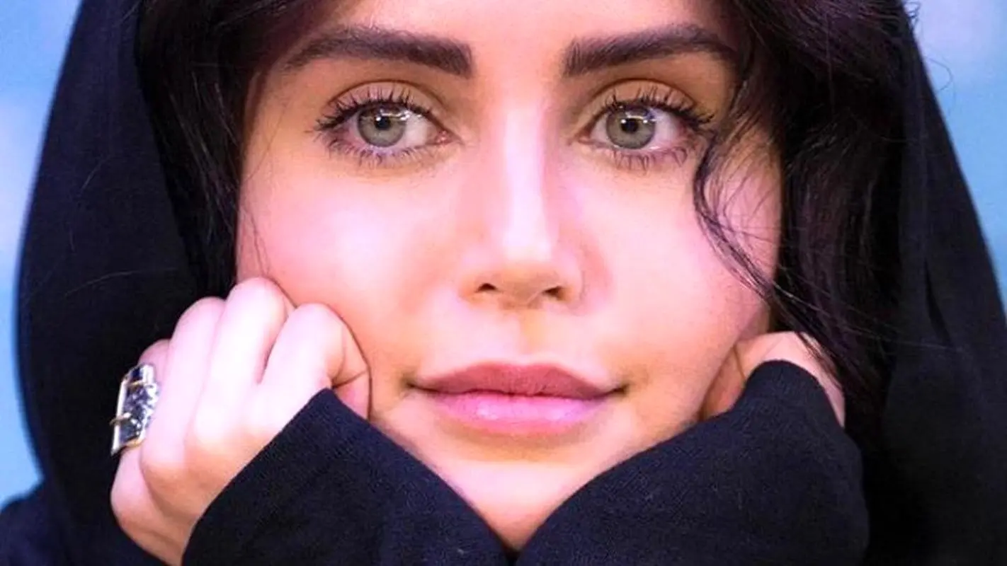 حضور پرشور الناز شاکردوست با استایل خاص در استادیوم؛ هواداری از تیم موردعلاقه‌اش