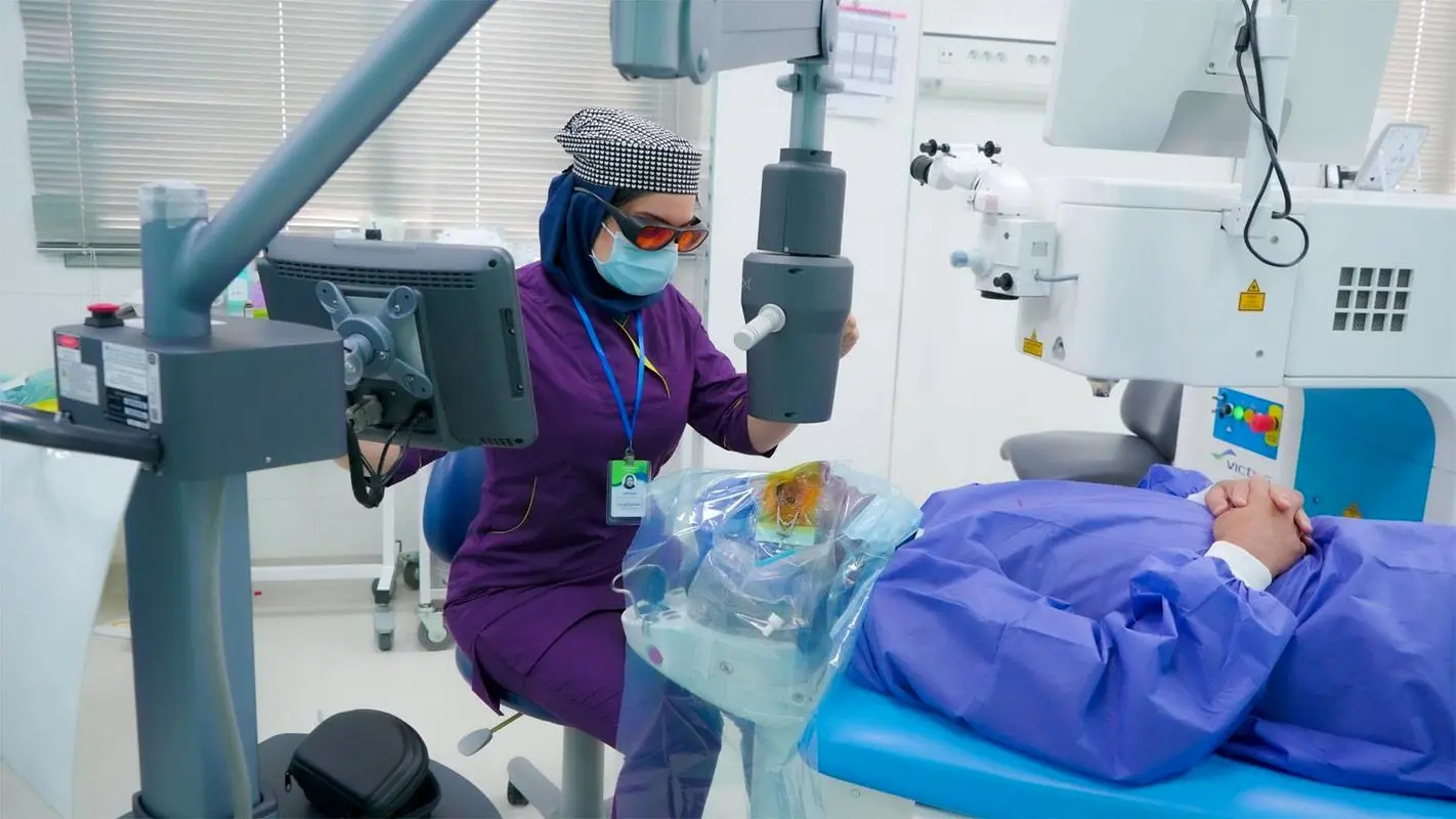 آیا قوز قرنیه با لیزر درمان میشود؟