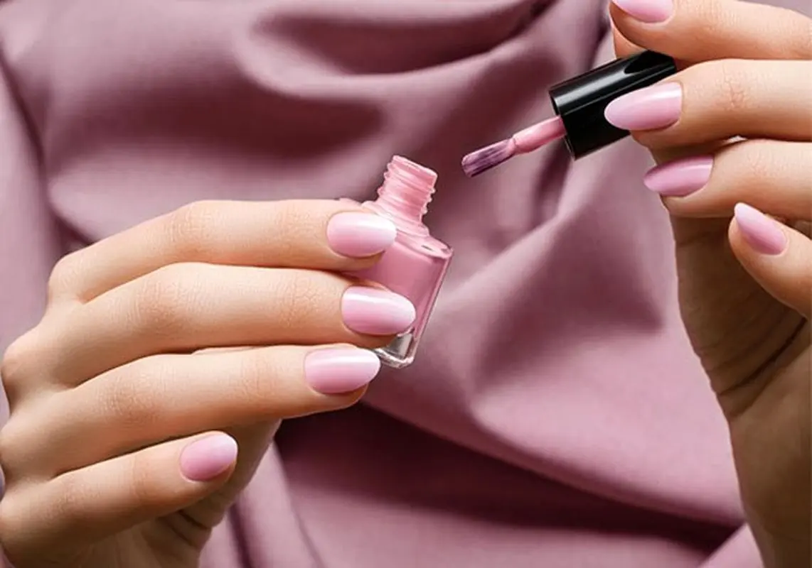 میخوای پوست دستت سفید بنظر بیاد؟؟این رنگ لاک‌ها رو انتخاب کن!!!