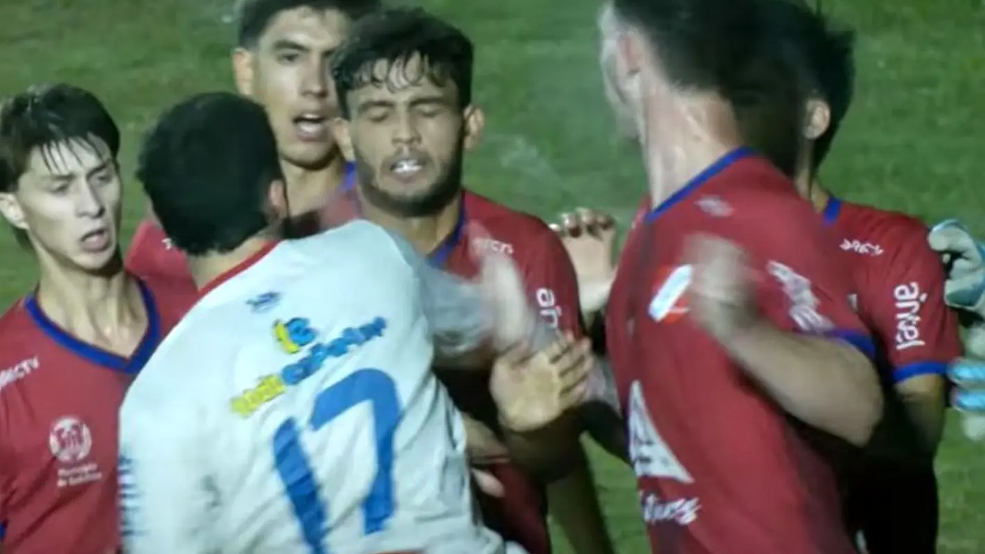 بزن بزن تاریخی در فوتبال! (عکس)