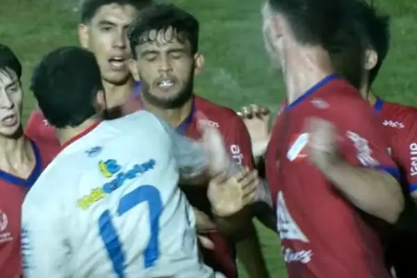 بزن بزن تاریخی در فوتبال! (عکس)