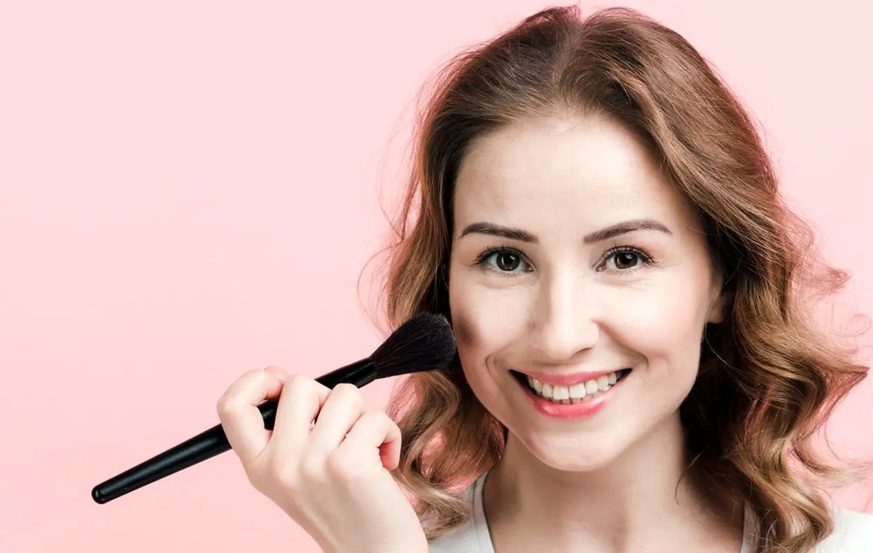چگونه پوست را برای آرایش آماده کنیم؟ مراحل زیرسازی و آمادهسازی