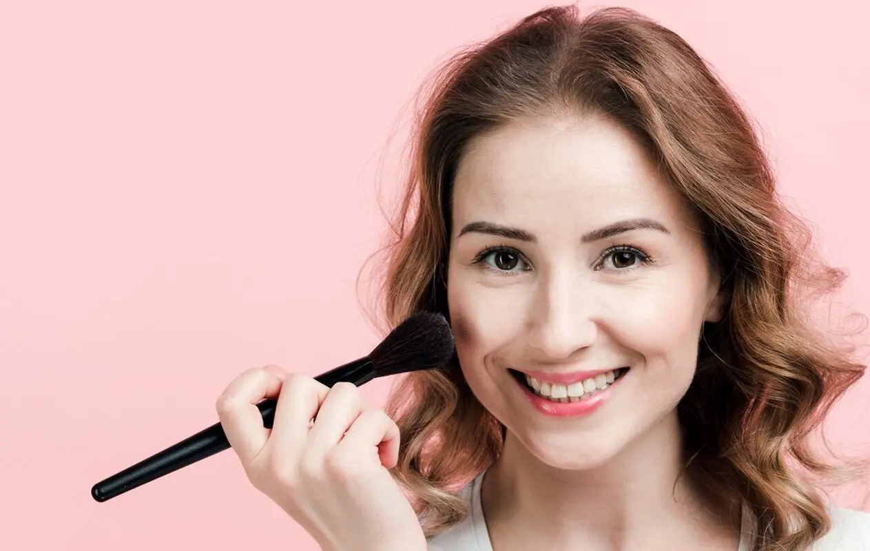 چگونه پوست را برای آرایش آماده کنیم؟ مراحل زیرسازی و آماده‌سازی
