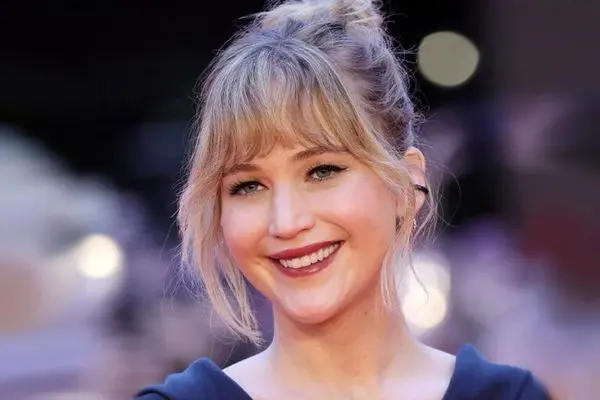 رنگ محبوب پاییز از نظر جنیفر لارنس: تیپ شکلاتی جذاب!