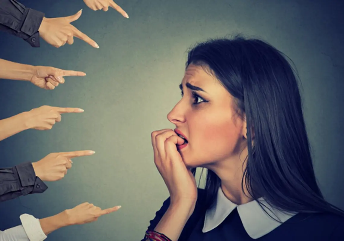 چرا نسبت به حرف دیگران حساسیم ناراحت میشویم؟