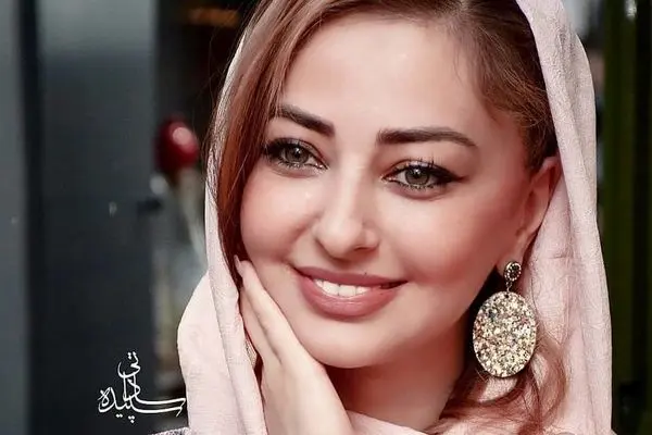 جذابیت بی‌حد نفیسه روشن با لباس پرزرق و برق در مراسم عروسی برادرش!