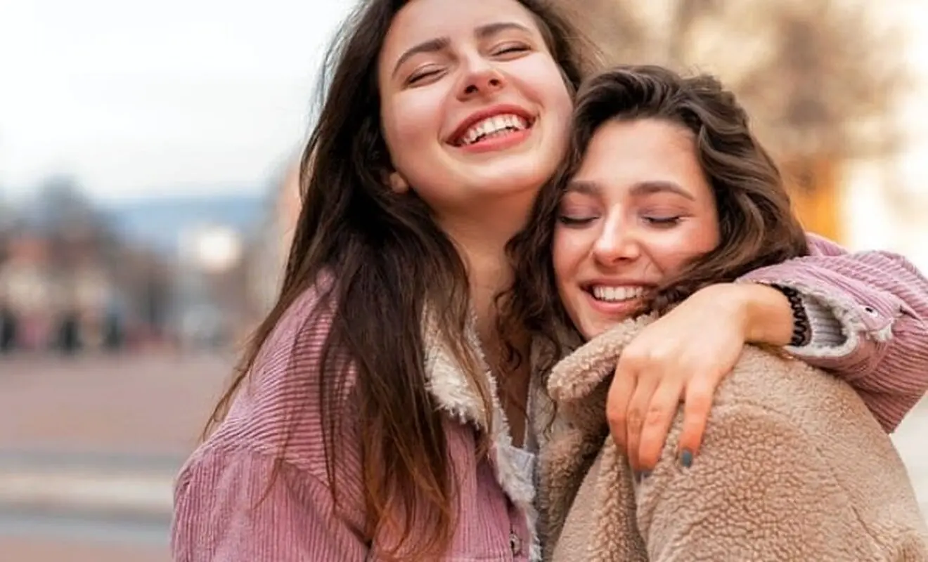 ویژگی‌های افراد دوست‌داشتنی: چگونه محبوب‌تر شویم؟
