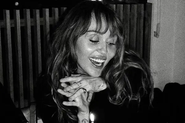 مایلی سایرس تولد 33 سالگی اش را جشن گرفت (عکس)