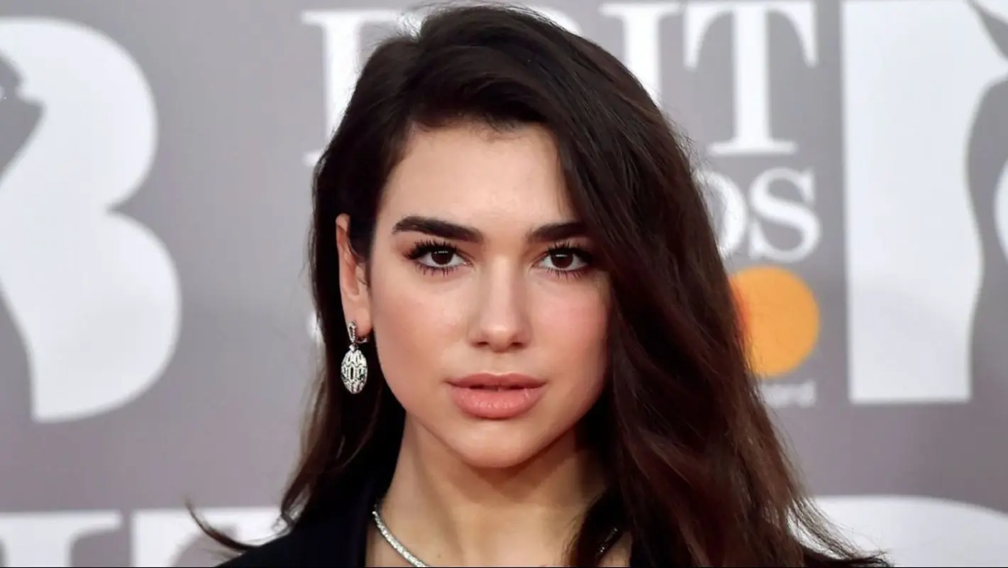 دوا لیپا هم طرفدار فوتبال شد / استایل شیکش را در ورزشگاه ببینید