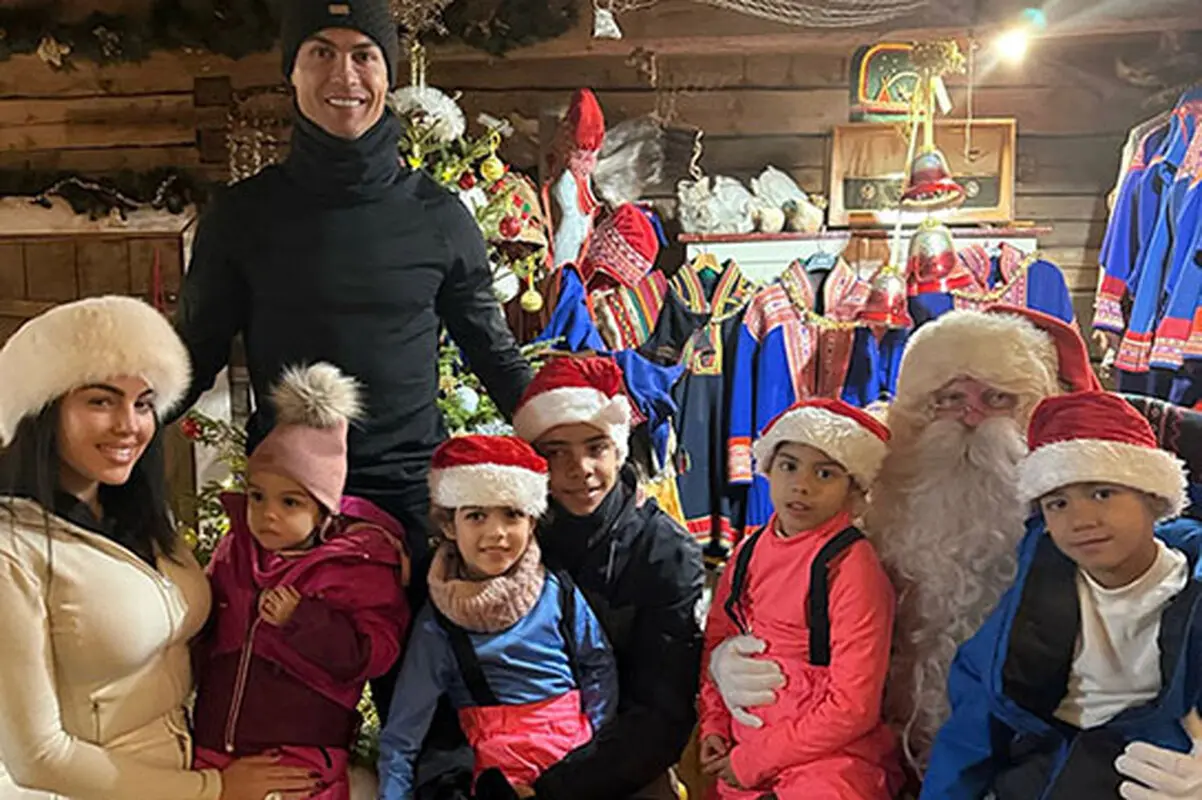 فرزندان جورجینا با بیژامه به استقبال بابانوئل رفتند!