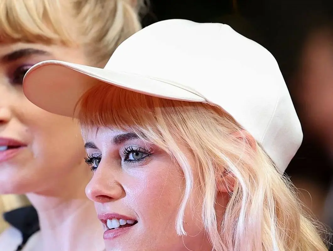 کریستین استوارت و یک تیپ خفن روی فرش قرمز کن! (عکس)