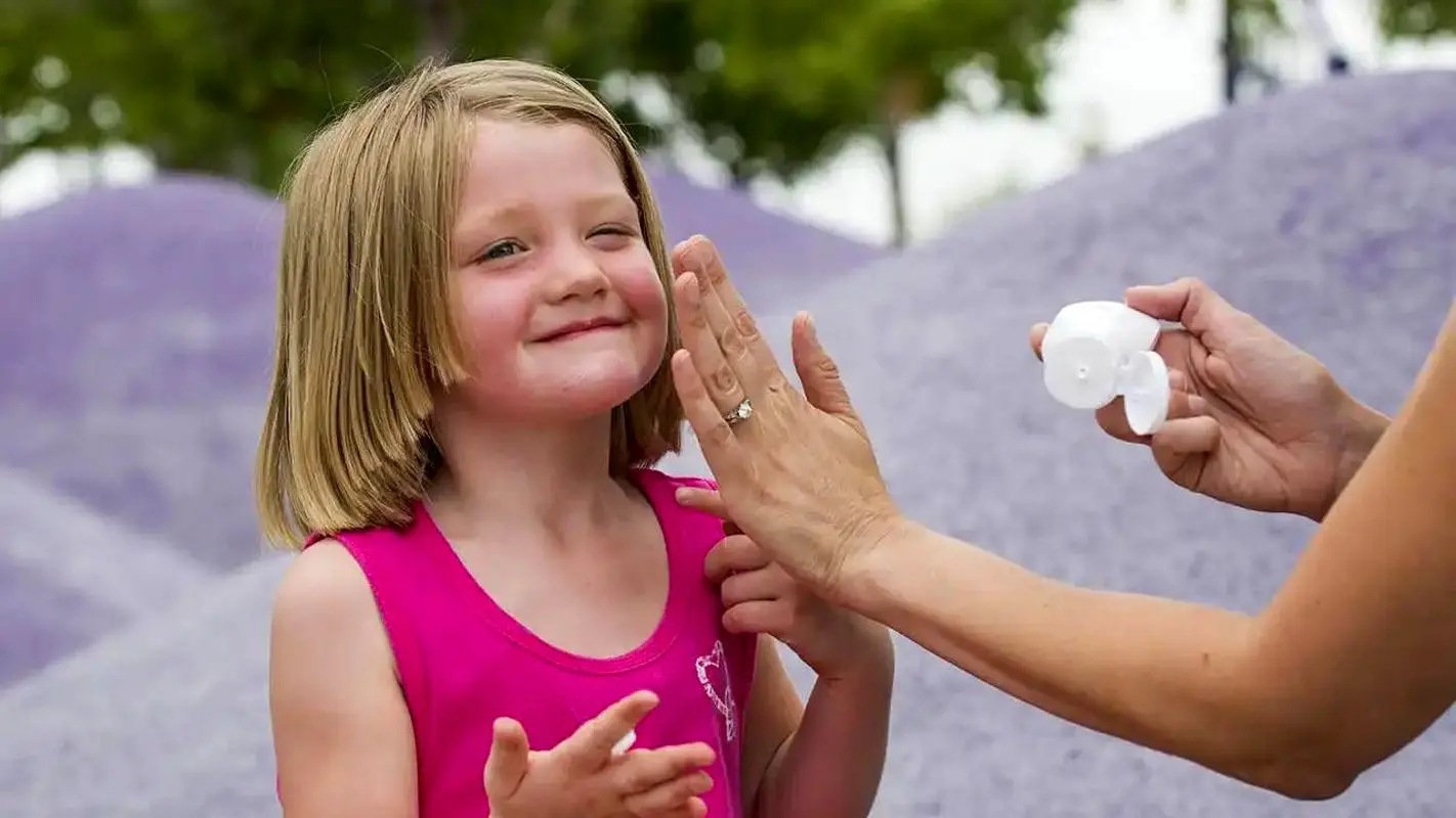 آسیب‌پذیری کودکان و سالمندان در برابر اشعه فرابنفش/ چند توصیه برای سالم ماندن

