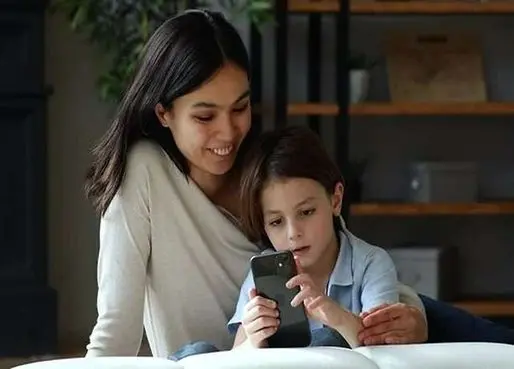 چگونه کودکان را از فضای مجازی دور کنیم؟ [راهنمای والدین]