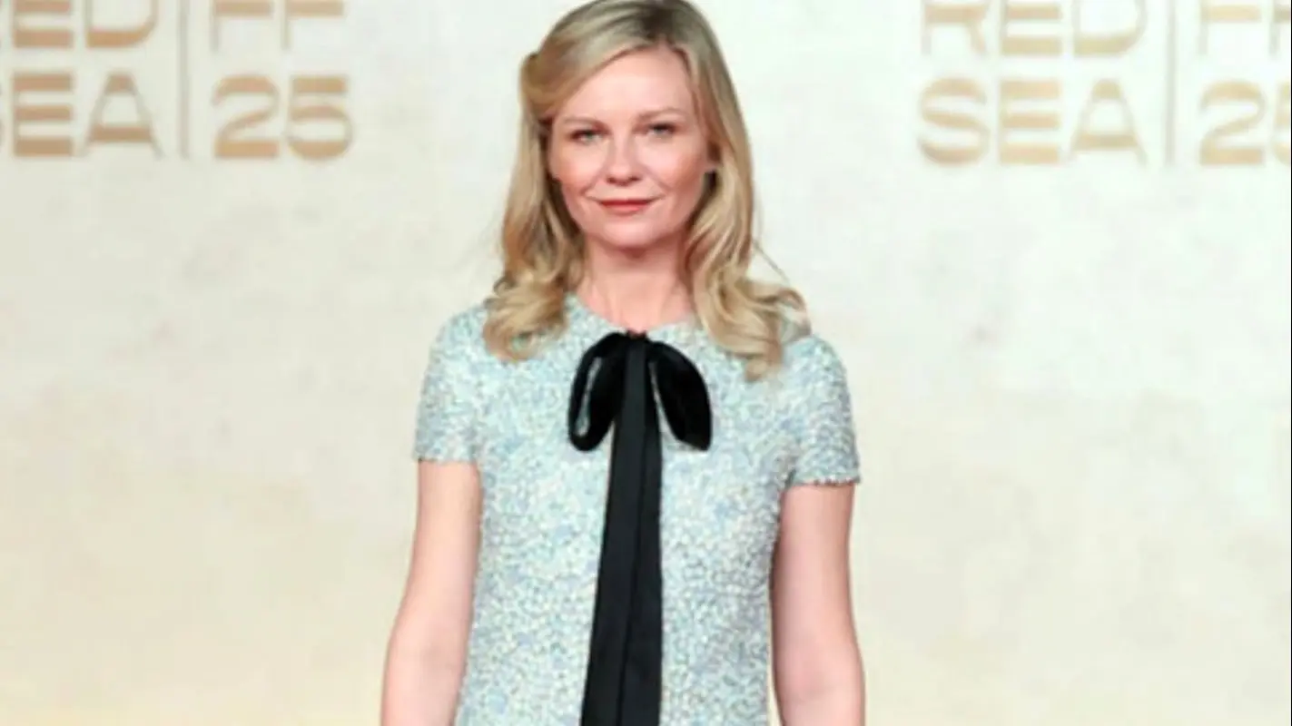 کریستین دانست با این پاپیون گنده و زشت استایل قشنگش را خراب کرد! (عکس)