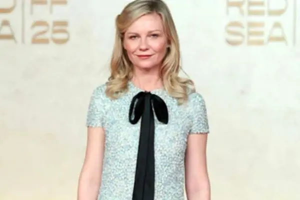 کریستین دانست با این پاپیون گنده و زشت استایل قشنگش را خراب کرد! (عکس)