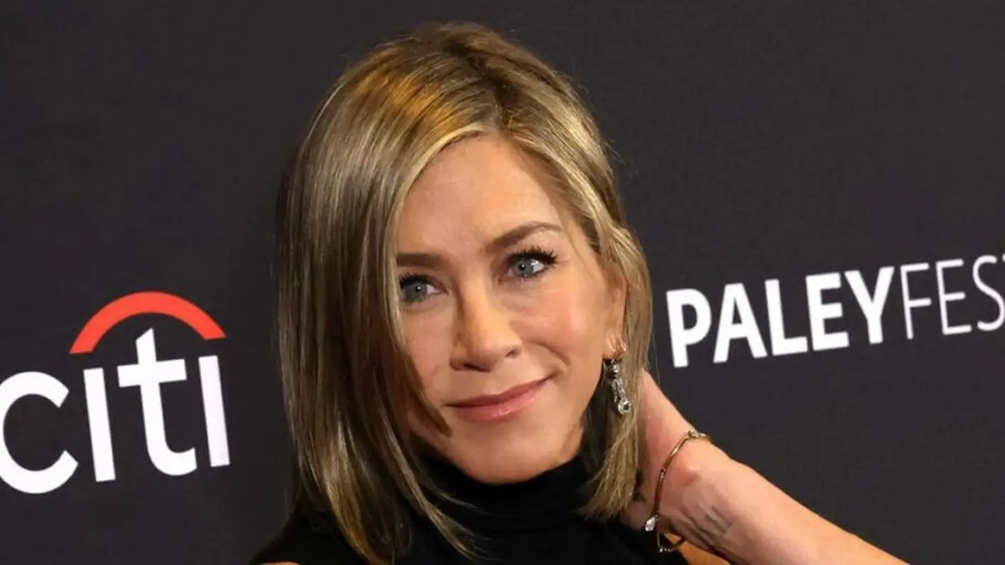 جنیفر آنیستون برای قرار عاشقانه اش اینگونه تیپ زد! (عکس)