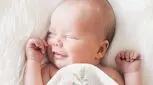 چرا نوزاد من در خواب لبخند می زنند؟