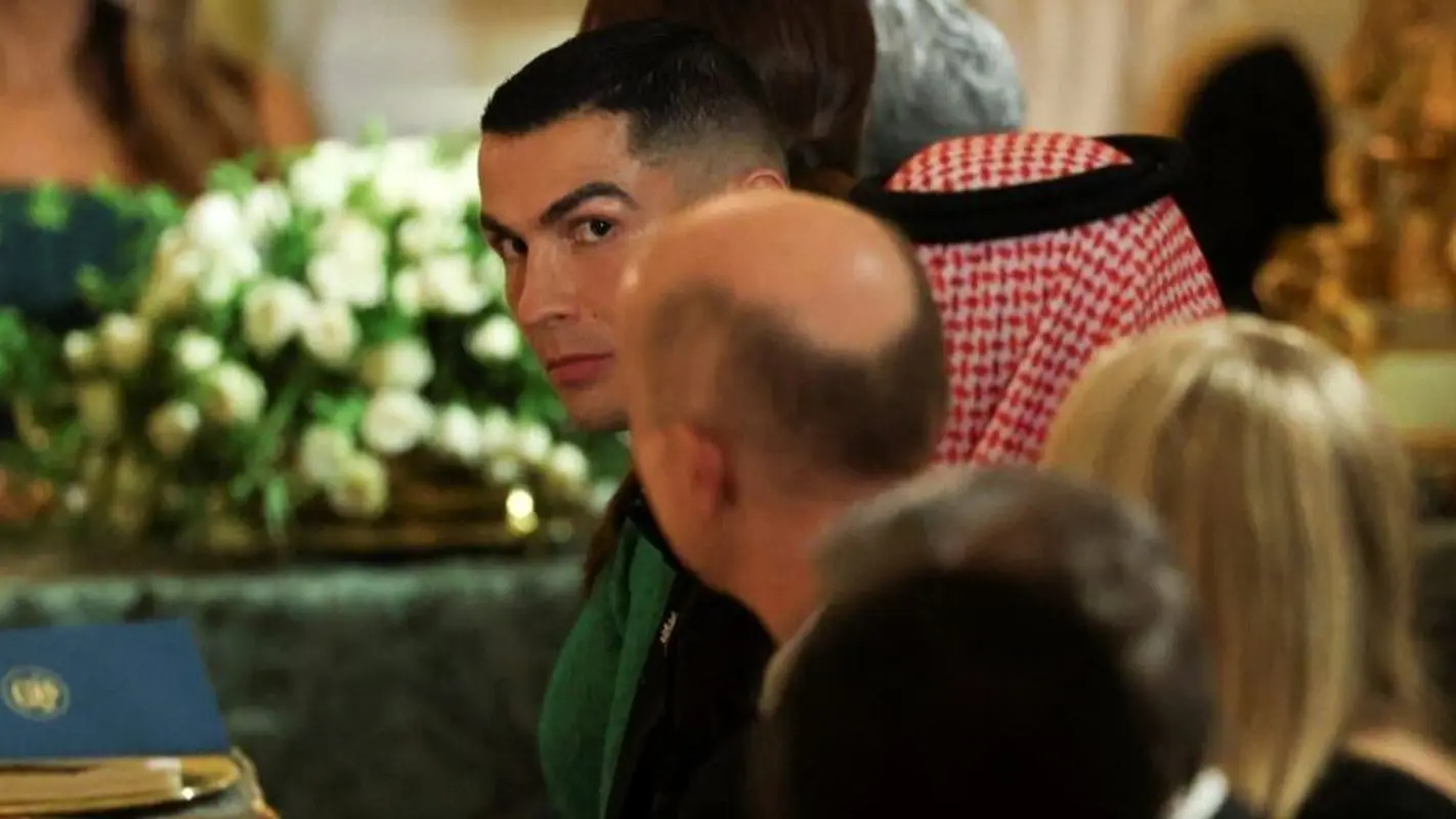 به جای مانده از کاخ سفید ؛ رونالدو هم ابرو کاشته و هم برق لب می زند!