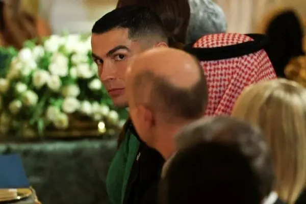 به جای مانده از کاخ سفید ؛ رونالدو هم ابرو کاشته و هم برق لب می زند!