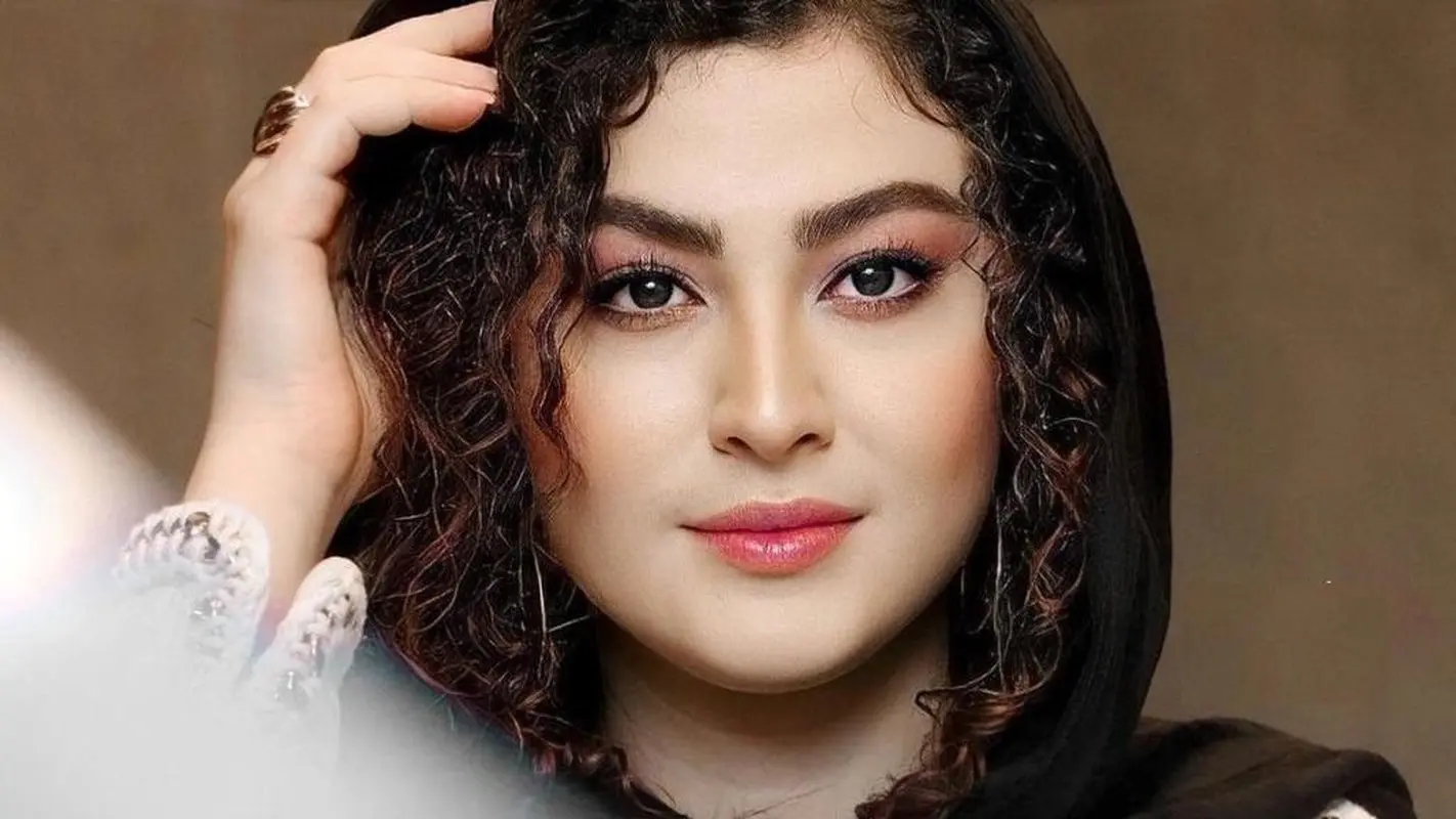 استایل دخترانه مریم مومن ترکاند / کت و دامن جین خانم بازیگر + عکس