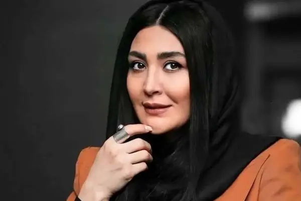 استایل کریسمسی مریم معصومی با گرانترین پالتو و چکمه + عکس های خانم بازیگر