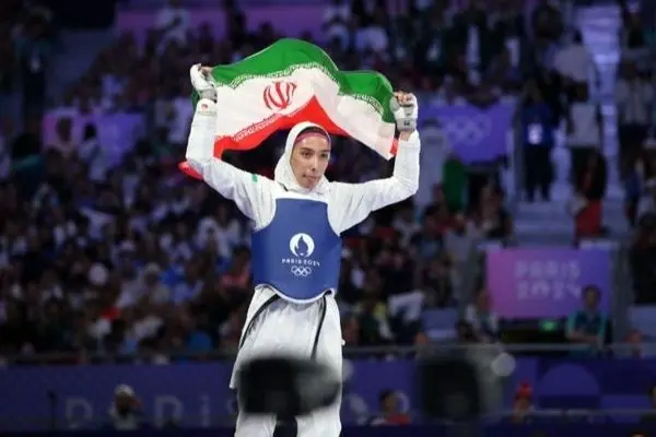 تصاویر احساسی استقبال خانوادگی از مبینا نعمت‌زاده پس از کسب طلای جهانی