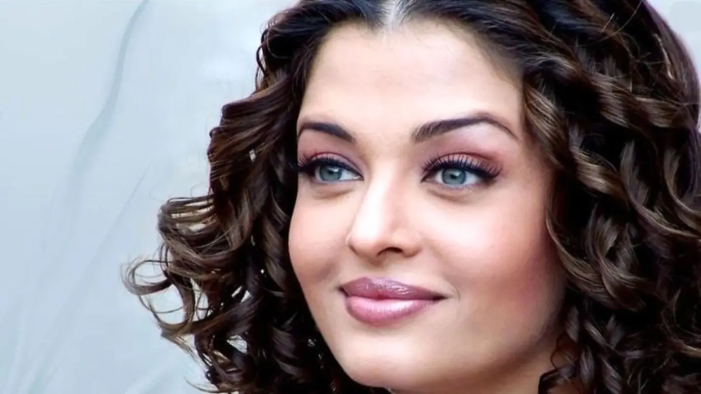 حضور خیره‌کننده آیشواریا رای در فشن شوی پاریس؛ جلوه‌ای از اصالت و لوکس‌پوشی