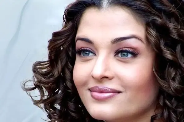 حضور خیره‌کننده آیشواریا رای در فشن شوی پاریس؛ جلوه‌ای از اصالت و لوکس‌پوشی